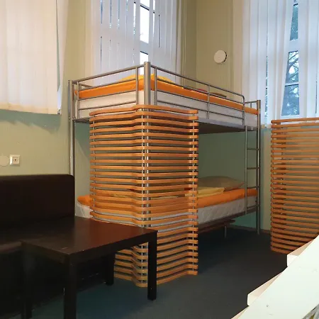 Freedom65 And Caravan Hostal Tallin