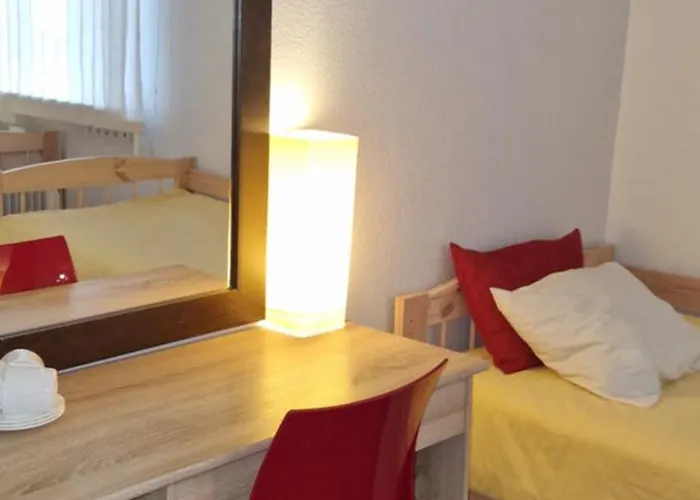 Freedom65 And Caravan Hostal *