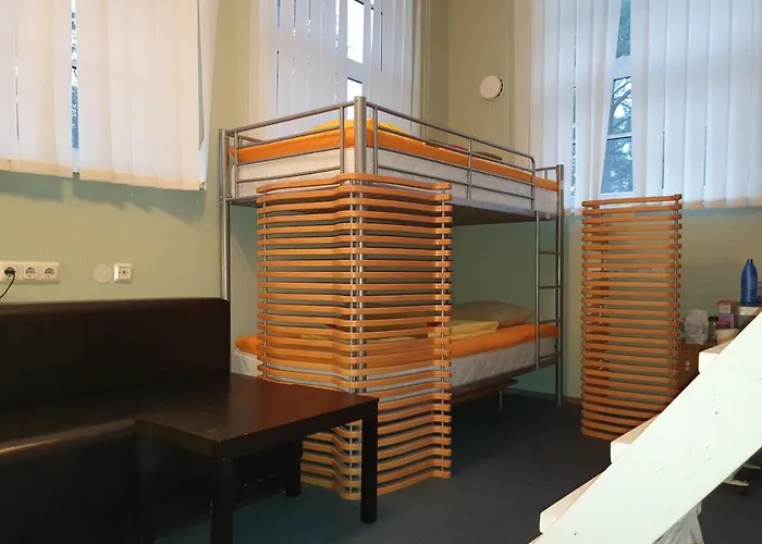 Freedom65 And Caravan Hostal Tallin