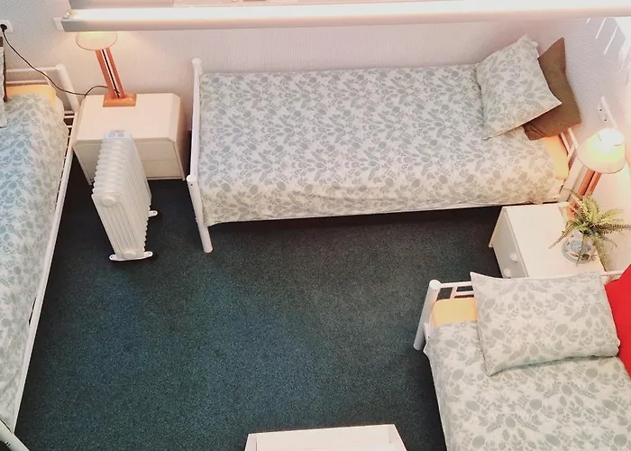 Freedom65 And Caravan Hostel *